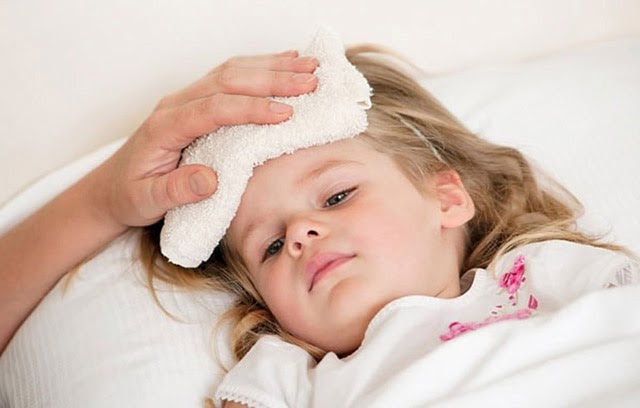 Nếu trẻ sốt nhẹ, mẹ có thể chườm khăn lạnh để hạ sốt mà không cần dùng thuốc